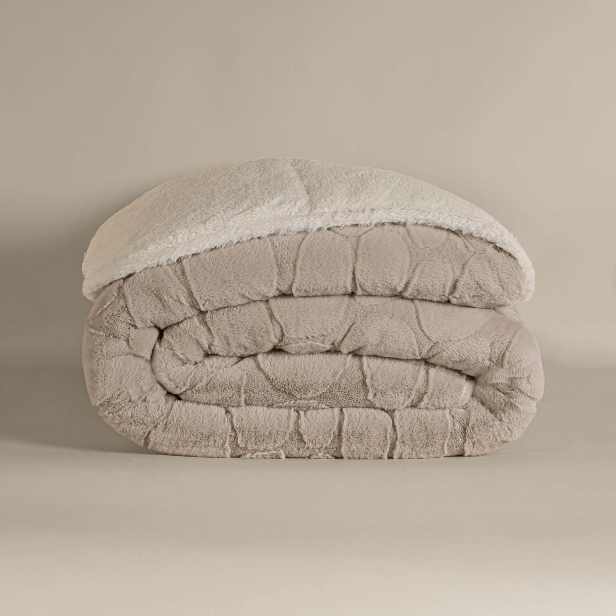 VIANNEY Cobertor Con Textura En Relieve Con Interior De Borrega Premium Everest Avellana