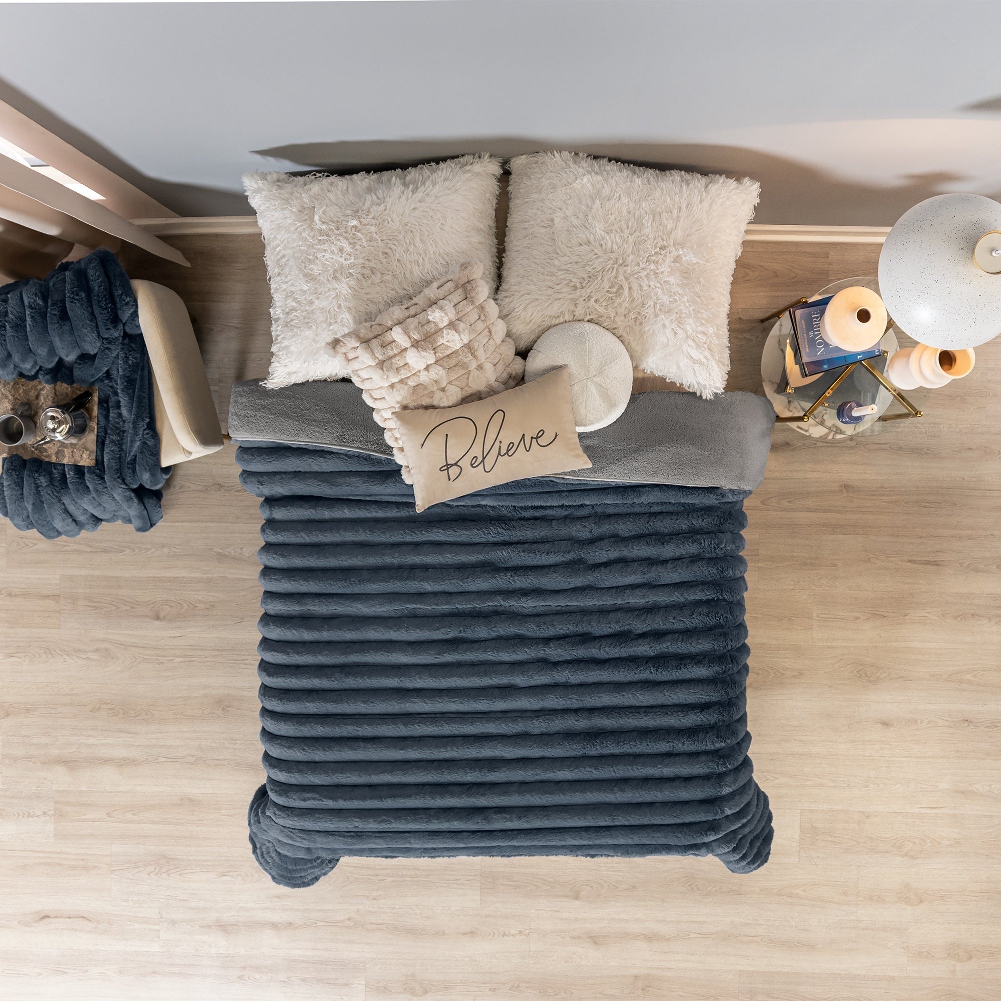 VIANNEY Cobertor Con Textura De Franjas En Relieve Con Interior De Borrega Premium Everest Denim